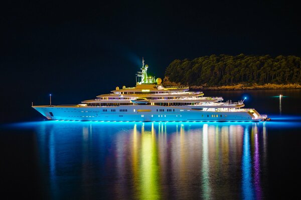 Eine luxuriöse Mega-Yacht. Nachtlichter