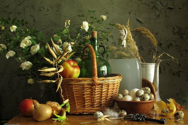 Naturaleza muerta de otoño con cesta de frutas