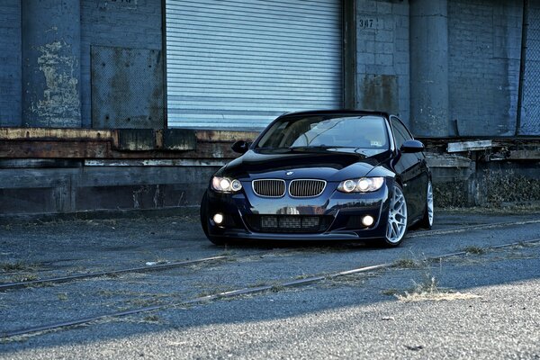 Voiture BMW foncé dans la rue