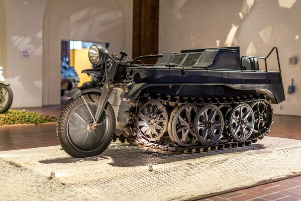 Une moto semi-mécanique de la Seconde guerre mondiale au musée