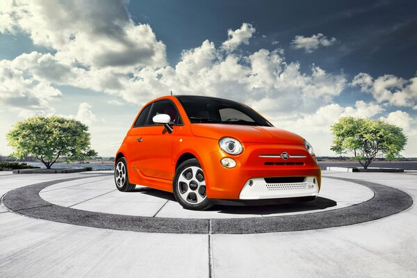 Italienisches Auto fiat 500e in der orange Farbe