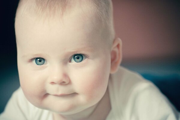 Süßes blauäugiges Baby in der Welt des Lasters