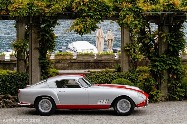 Ferrari Klassiker auf dem Hintergrund der Promenade