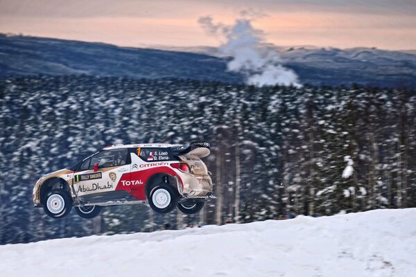 Citroën participa en las competiciones de Rally de invierno. Cómo se colgó en el aire