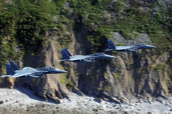 Combattenti militari Trio sopra le montagne