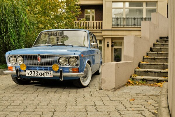 Lada VAZ 2103 voiture basse classique sur fond