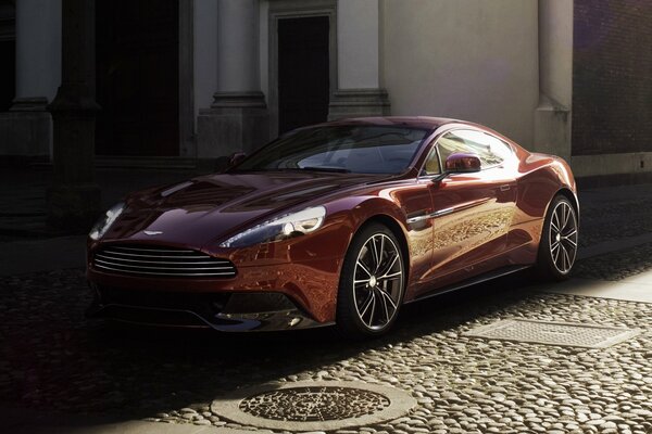 Aston Martin rotes Auto auf einem klassischen Gebäude