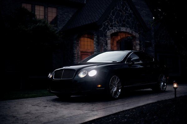 Hermoso coche Bentley en la penumbra