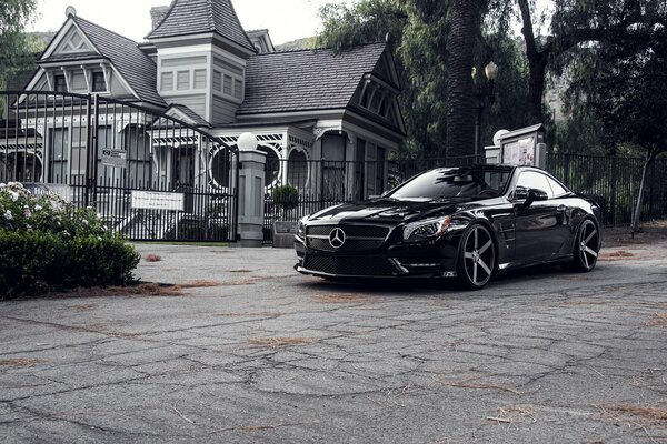 Mercedes en el fondo de un edificio de élite de siglos antiguos