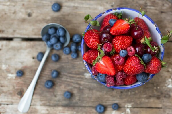 Blauer Teller mit verschiedenen Beeren