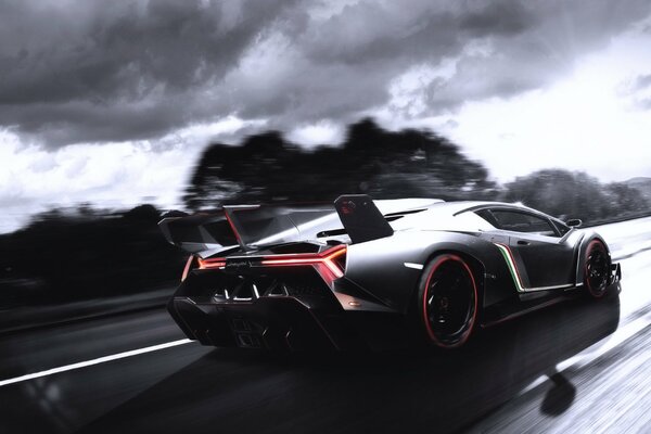 Supercar sportive lamborghini Veneno en mouvement sur la route