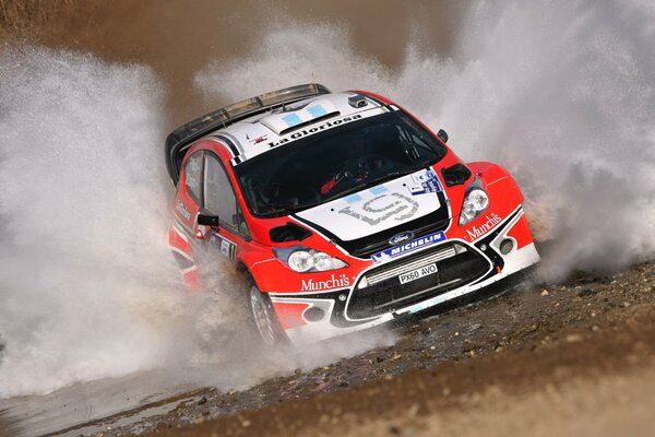 Rouge Ford Fiesta course sur l eau