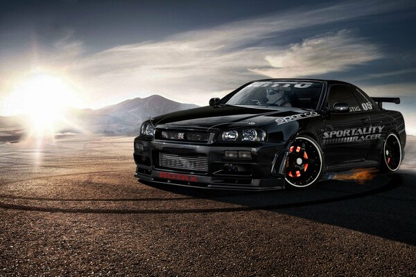 Schwarze Nissan Skyline auf Sonnenuntergang Hintergrund