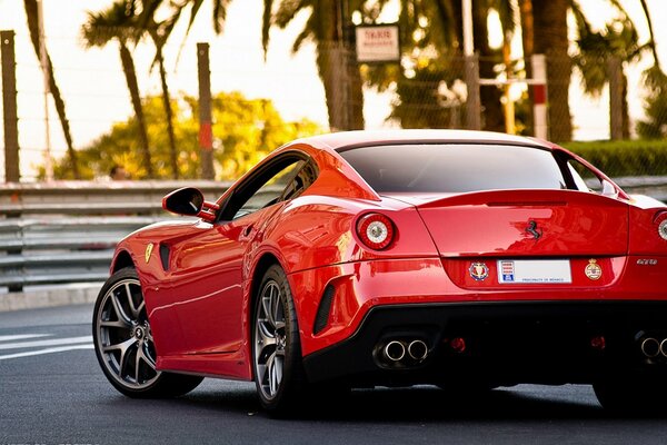 Belle Ferrari. Une voiture de sport pour ceux qui aiment la vitesse