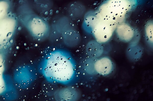 Gotas de lluvia sobre vidrio transparente