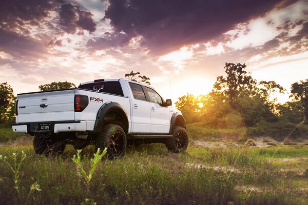 Blanco potente SUV de Ford