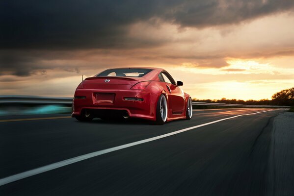 Rouge Nissan 350Z sur la route du soir