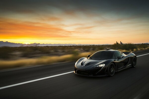 Supercar nera mclaren p1 in movimento