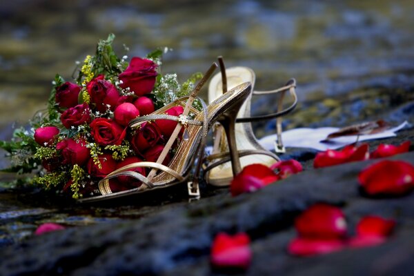 Photographie de mariage avec des roses rouges et des chaussures