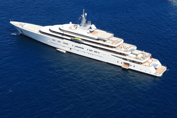 Yacht bianco come la neve nell oceano blu