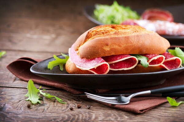 Sandwich mit Rohwurst und Salat