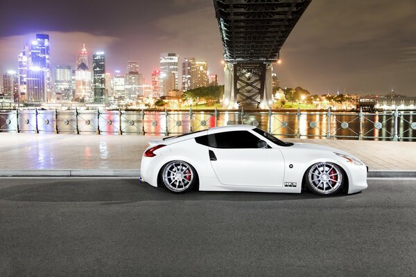 Nissan dans la lumière de la ville de nuit