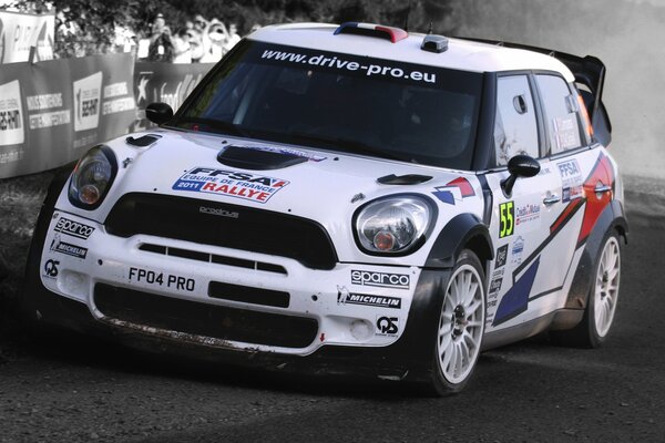 La Mini Cooper sportiva è incollata con molti adesivi