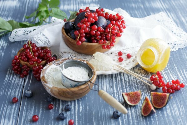 Sur la table, cassis, miel, figues, farine