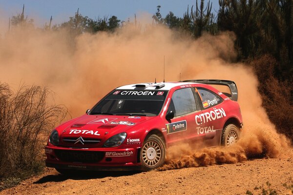 Roter Citroen beim Abbiegen während einer Rallye