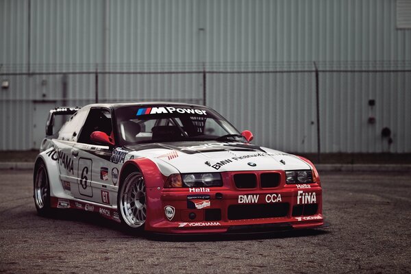 Bmw M3 e36 w karoserii z naklejką