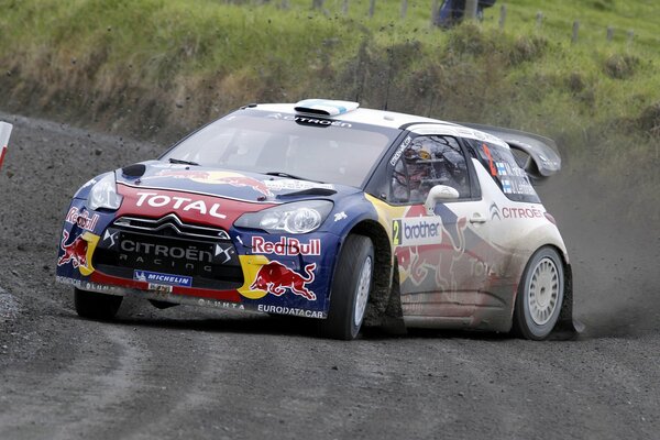 Photo du dérapage d une Citroën sur un autoralli sur un chemin de terre