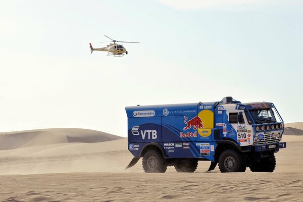 KAMAZ tormenta no sólo para la carga, sino también para los desiertos