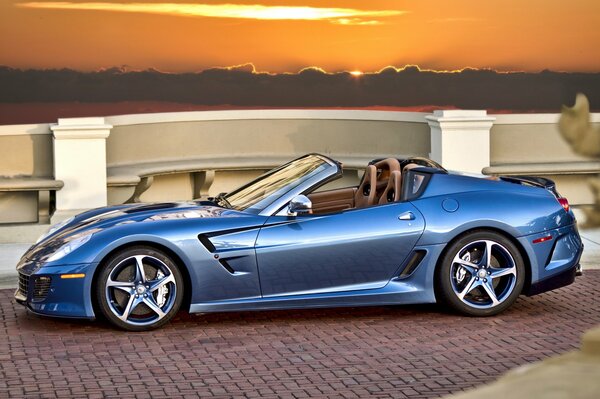 Blu Ferrari convertibile superamerica 45 al tramonto