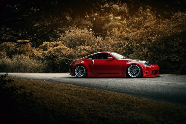 Nissan 350Z rojo con kit de carrocería en la carretera