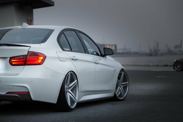 Weißer BMW mit wunderschönen Felgen, auf der Straße sieht es gut aus