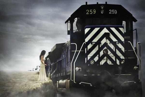 Une fille en blanc se rapproche d un train noir