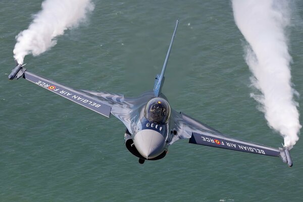 Ein Kampfjet fliegt über das Wasser