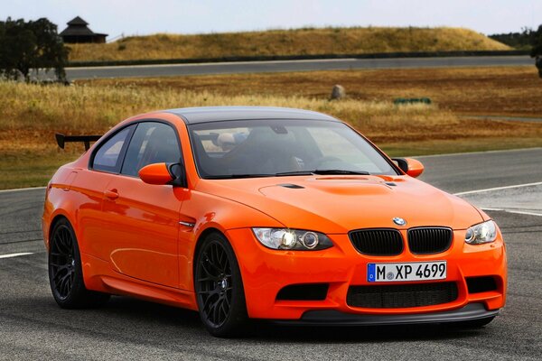 Bella arancione BMW gts m3. Trasmissione aerodinamica, bei fari e un cofano perfettamente liscio