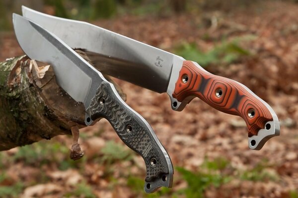 Throwing knives made of steel with different colored handles in wood