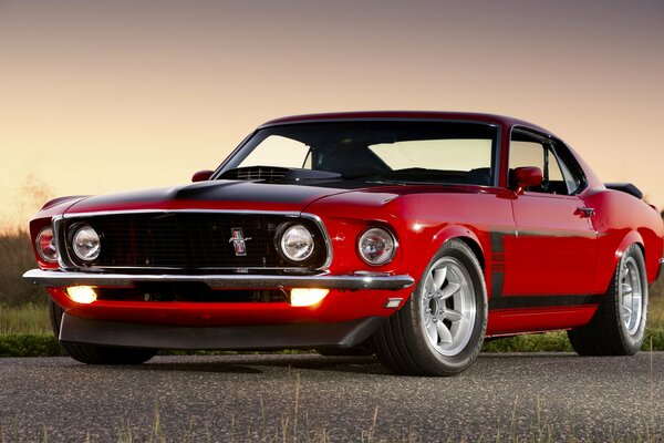 Ford mustang boss 302 rojo en la carretera