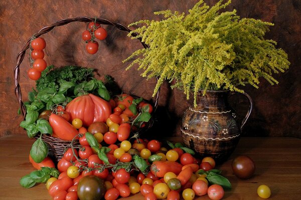 Vase nature morte avec des fleurs et des tomates