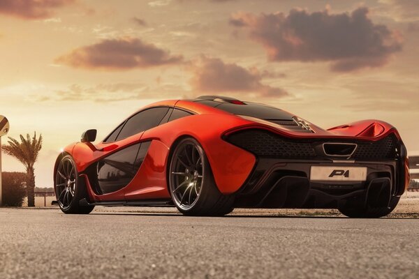 Supercar arancione concettuale sul retro