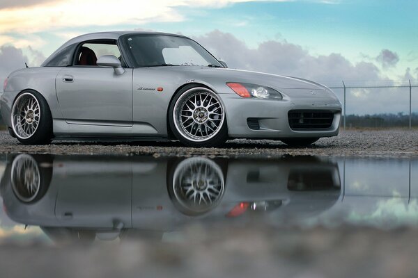 El hermoso honda s2000 se encuentra en la arena seca