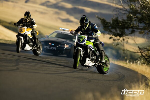 Motos de course vert et jaune sur la route derrière la police