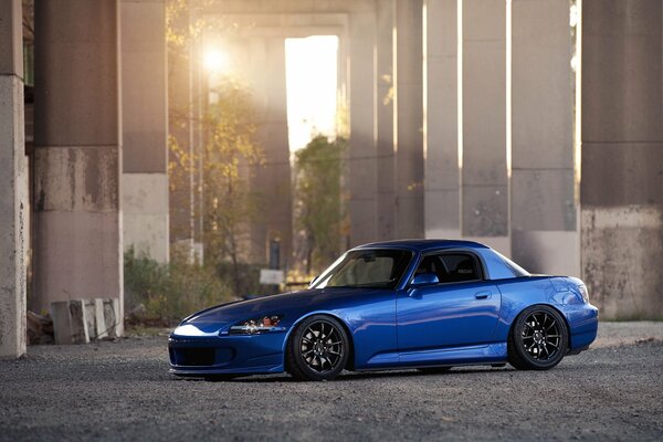 Une Honda bleue. Belle photo avec le soleil NP parking sous le pont