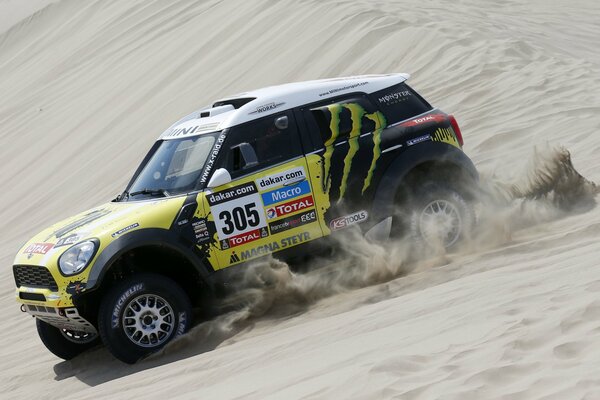 Minicuper sur une course dans le désert pendant la compétition