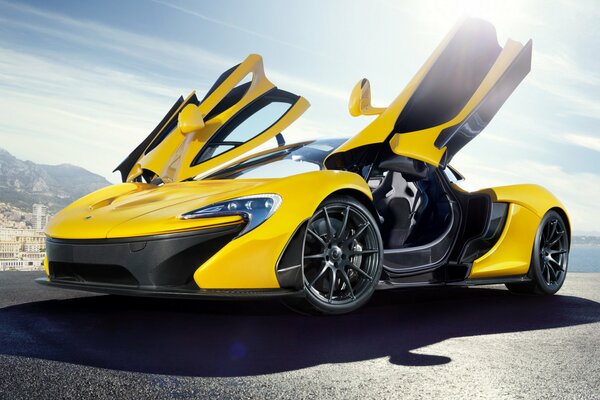 Mclaren giallo con porte aperte ali di farfalla