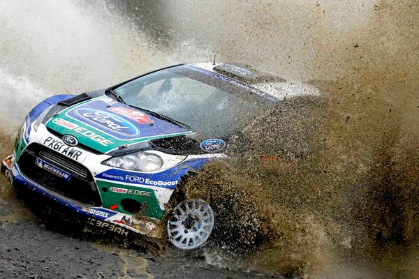 Ford en el Rally en salpicaduras de barro