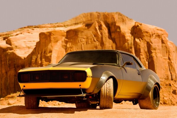 Chevrolet Camaro nel deserto afoso