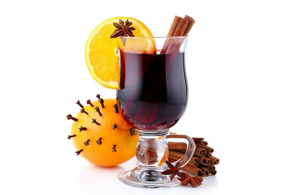 Photo mulled wine with cinnamon on a white background